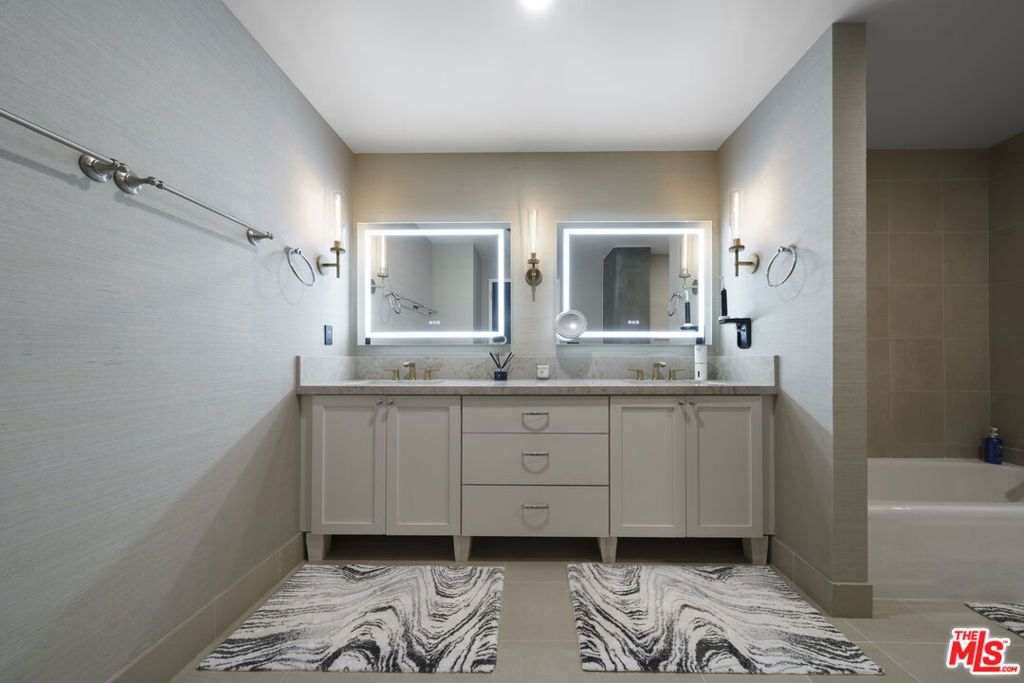 Image 21 of property listing at 1100 S HOPE Street 1516, Los Angeles, CA 90015