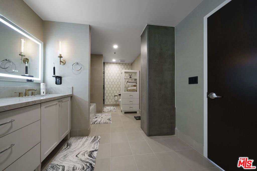 Image 22 of property listing at 1100 S HOPE Street 1516, Los Angeles, CA 90015