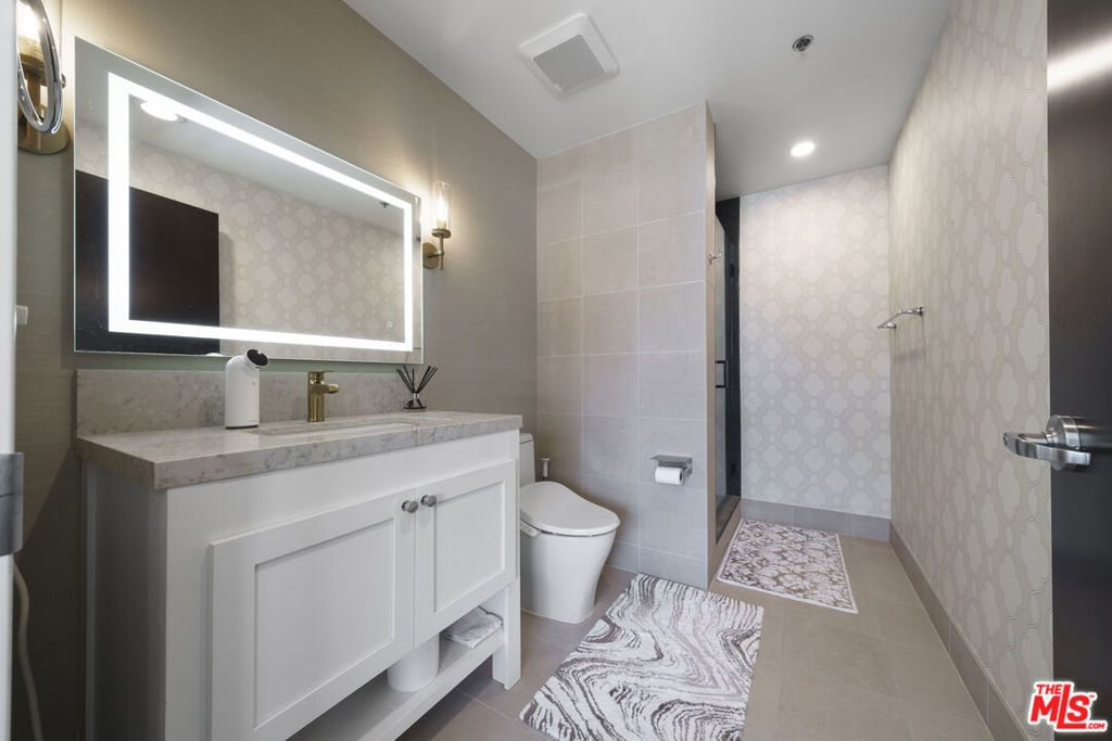 Image 25 of property listing at 1100 S HOPE Street 1516, Los Angeles, CA 90015