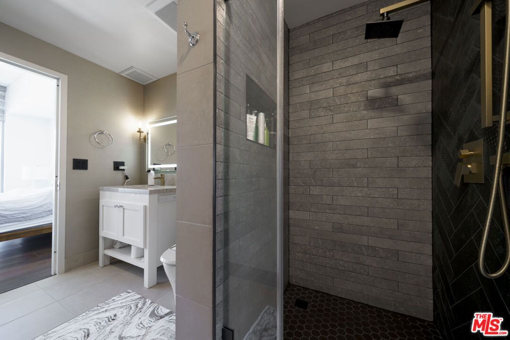 Image 26 of property listing at 1100 S HOPE Street 1516, Los Angeles, CA 90015