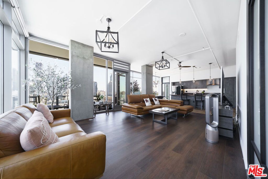 Image 3 of property listing at 1100 S HOPE Street 1516, Los Angeles, CA 90015