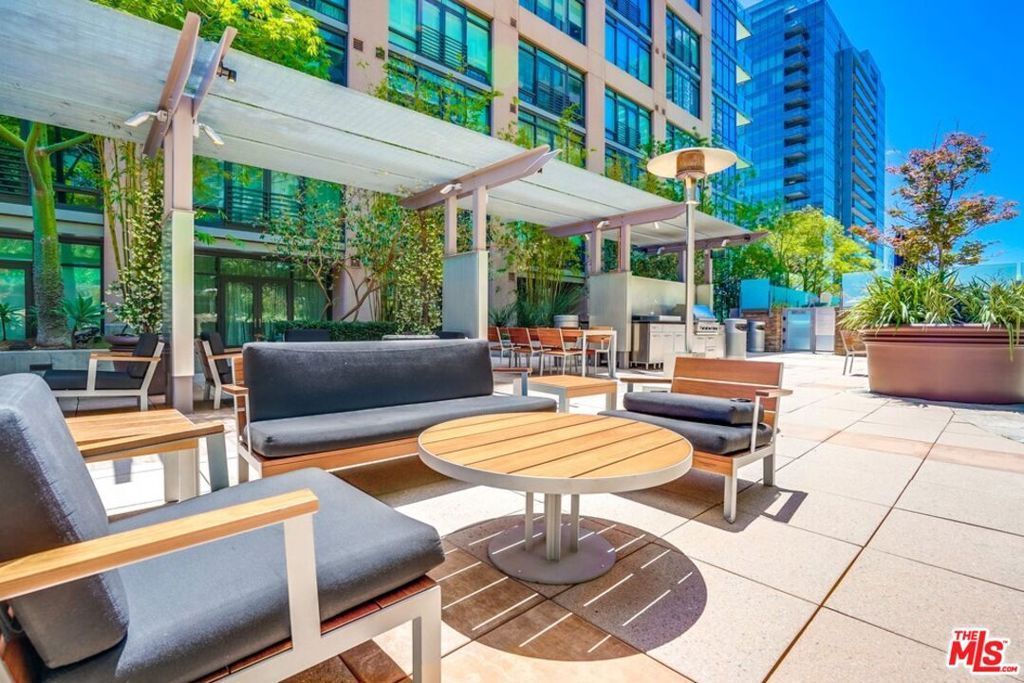 Image 32 of property listing at 1100 S HOPE Street 1516, Los Angeles, CA 90015