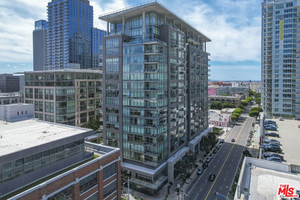 Image 48 of property listing at 1100 S HOPE Street 1516, Los Angeles, CA 90015