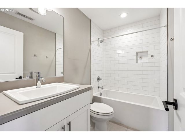 2027 Se HAROLD St, Portland, OR 97202