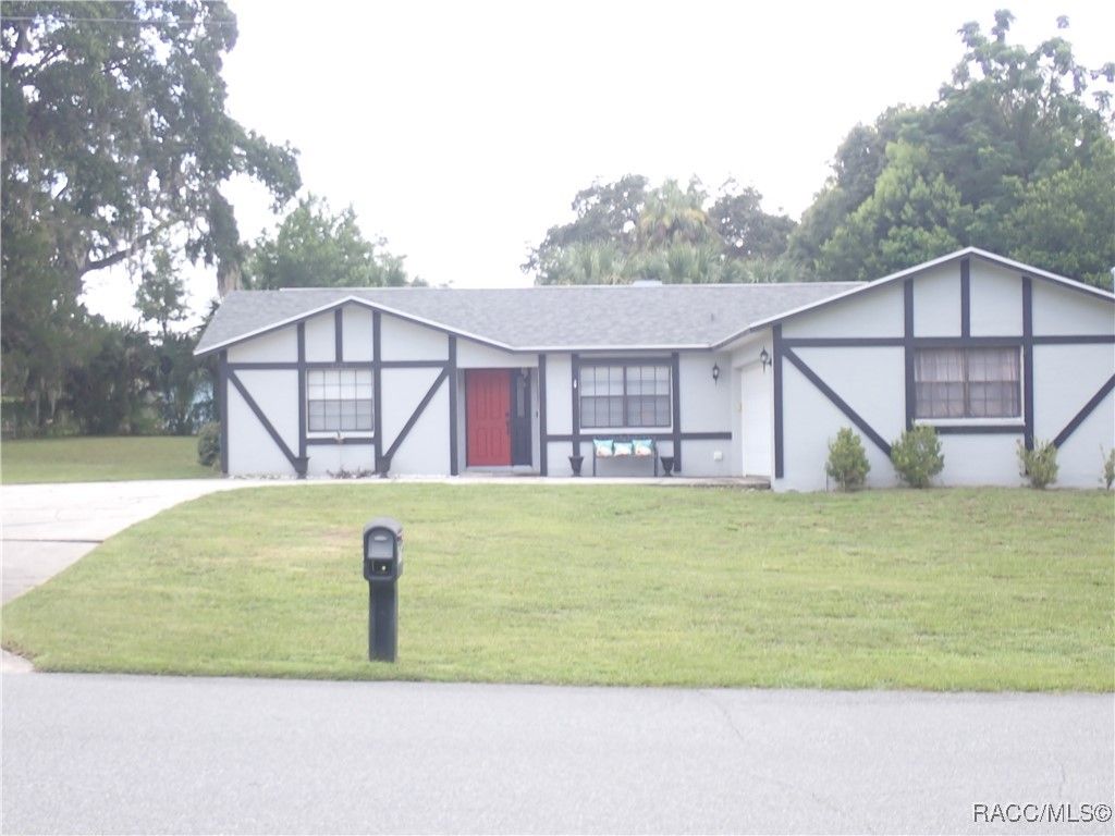 6139 W Pine Circle, Crystal River, FL 34429