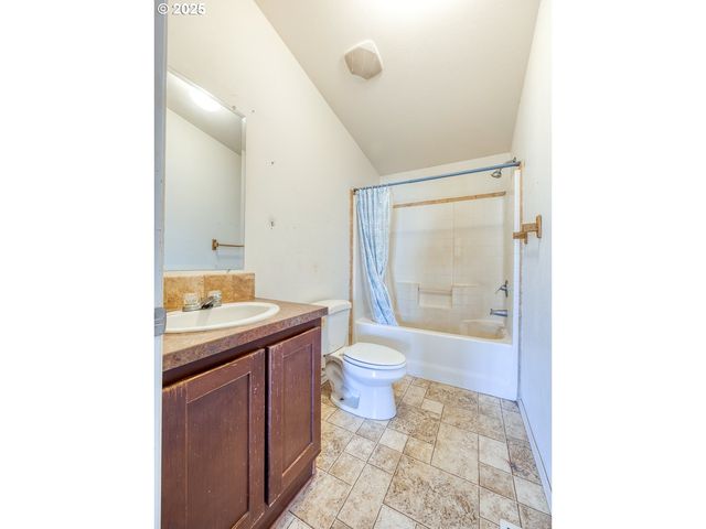 1904 LOGAN St, Klamath Falls, OR 97603