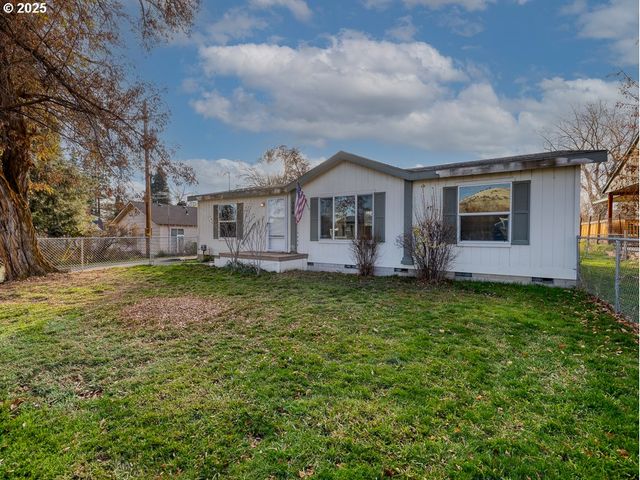 1904 LOGAN St, Klamath Falls, OR 97603