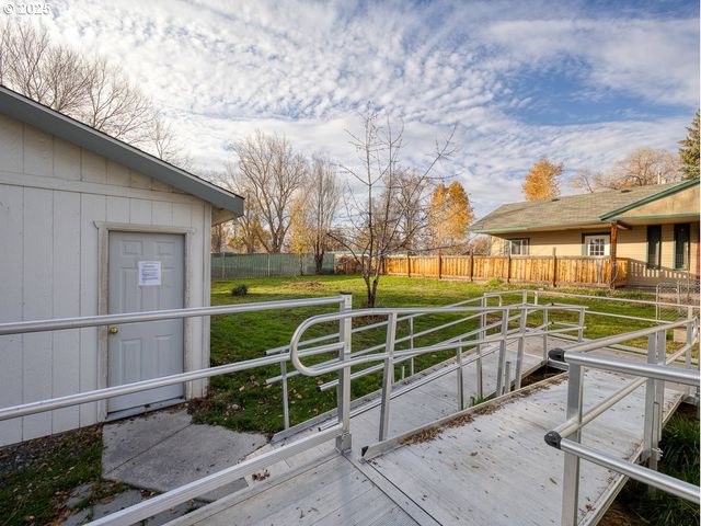 1904 LOGAN St, Klamath Falls, OR 97603