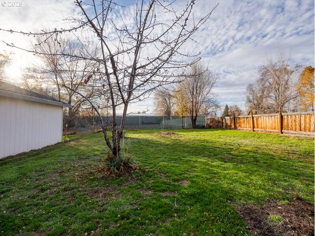 1904 LOGAN St, Klamath Falls, OR 97603