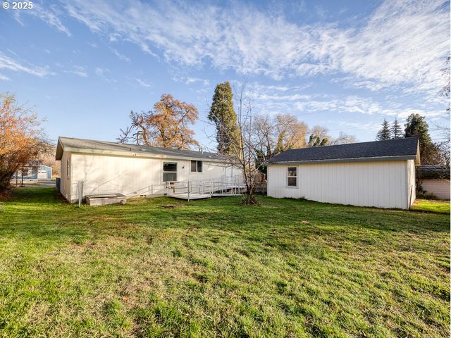 1904 LOGAN St, Klamath Falls, OR 97603
