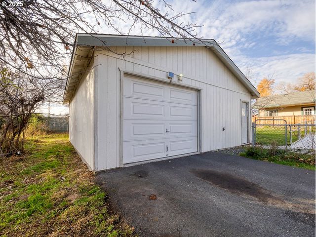 1904 LOGAN St, Klamath Falls, OR 97603