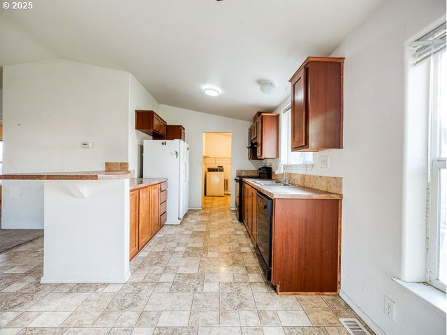 1904 LOGAN St, Klamath Falls, OR 97603
