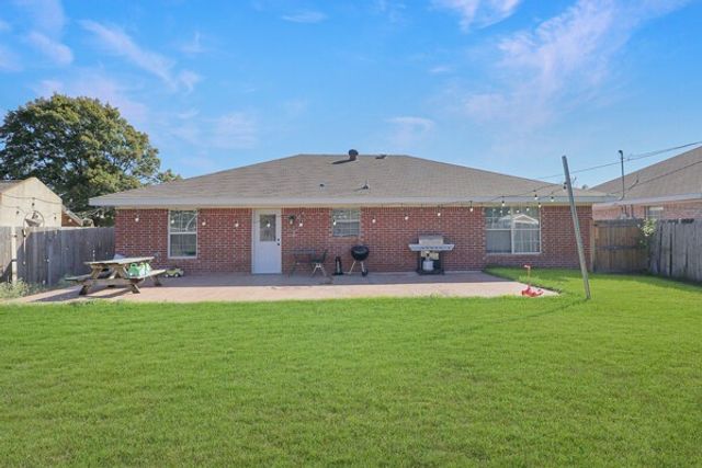 428 S Las Vegas Trail, White Settlement, TX 76108