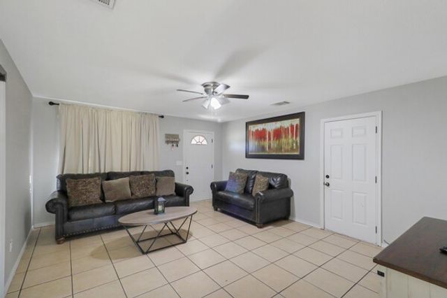 428 S Las Vegas Trail, White Settlement, TX 76108