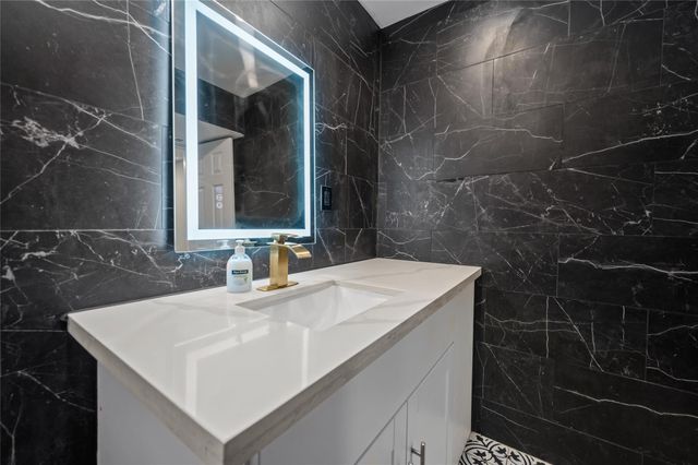 3611 Graustark Street 17, Houston, TX 77006