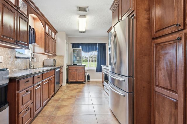 3625 County Road 36, Angleton, TX 77515