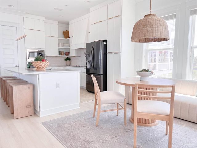 1466 Seaside Cir, Navarre, FL 32566