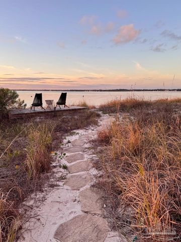 1466 Seaside Cir, Navarre, FL 32566