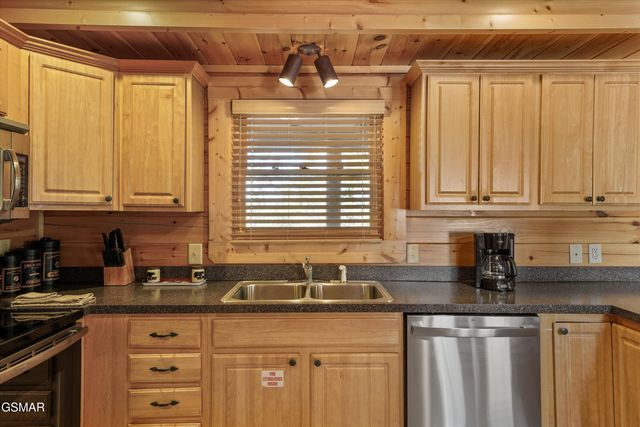 1679 Mountain Lodge Way, Pigeon Forge, TN 37862