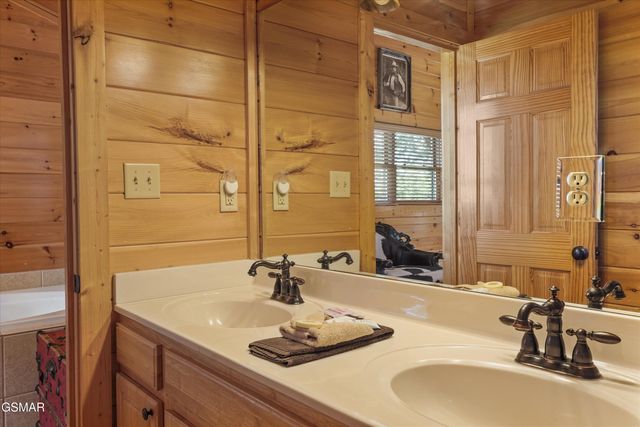 1679 Mountain Lodge Way, Pigeon Forge, TN 37862