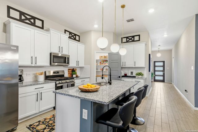 7123 Pioneer Rock, San Antonio, TX 78253
