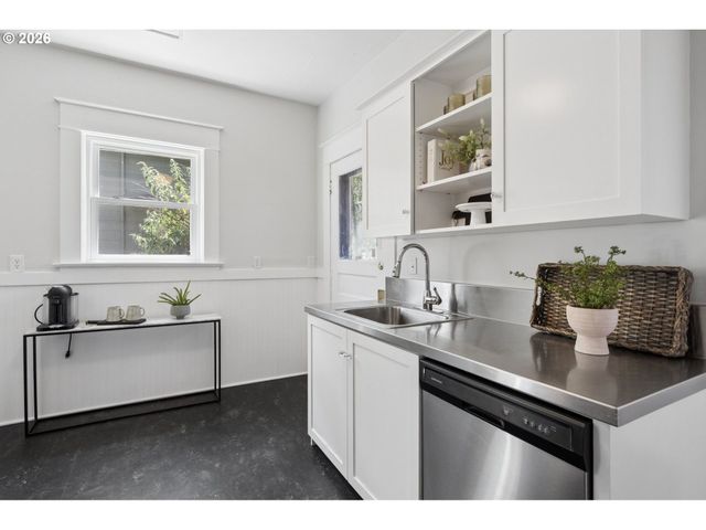 936 N KILLINGSWORTH Ct, Portland, OR 97217