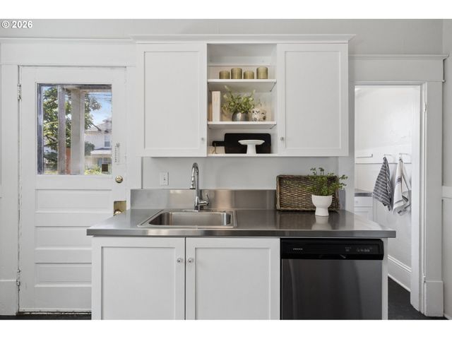936 N KILLINGSWORTH Ct, Portland, OR 97217