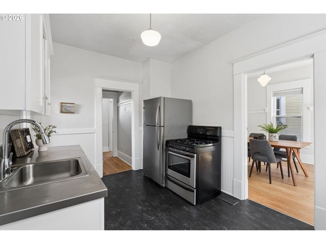 936 N KILLINGSWORTH Ct, Portland, OR 97217