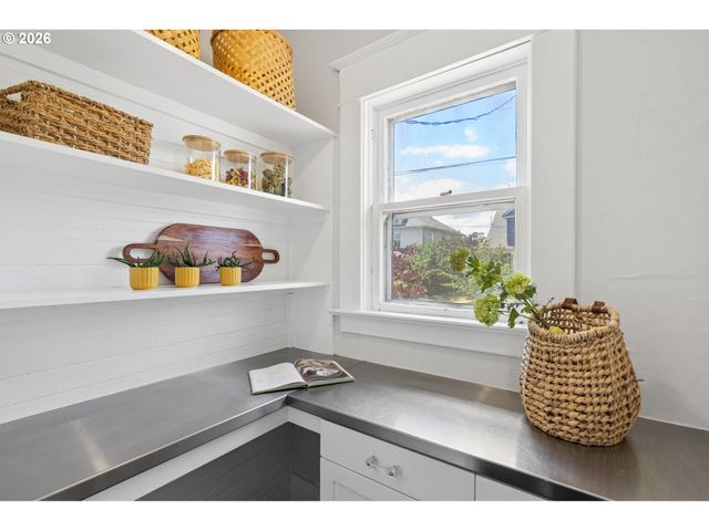936 N KILLINGSWORTH Ct, Portland, OR 97217