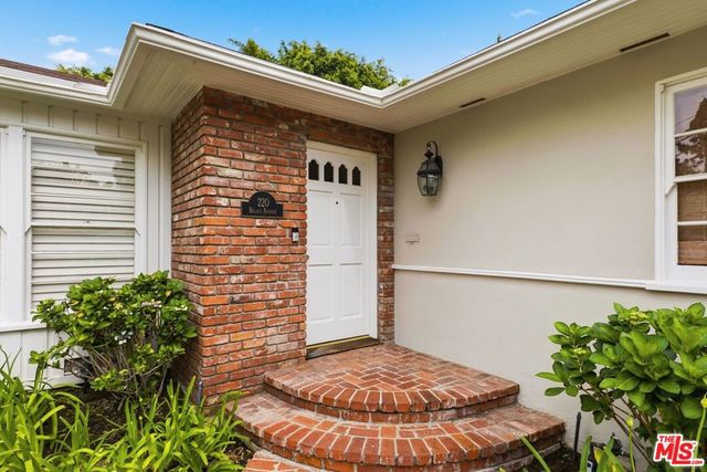 220 Beloit Avenue, Los Angeles, CA 90049