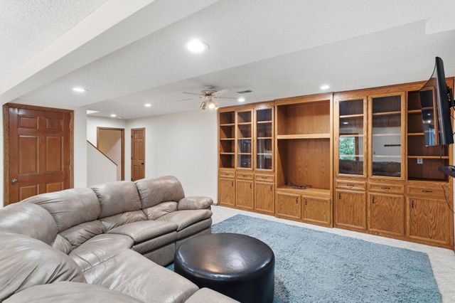 1467 Kings Crest, Eagan, MN 55122