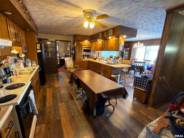 15981 HILLCREST Drive, Effingham, IL 62401