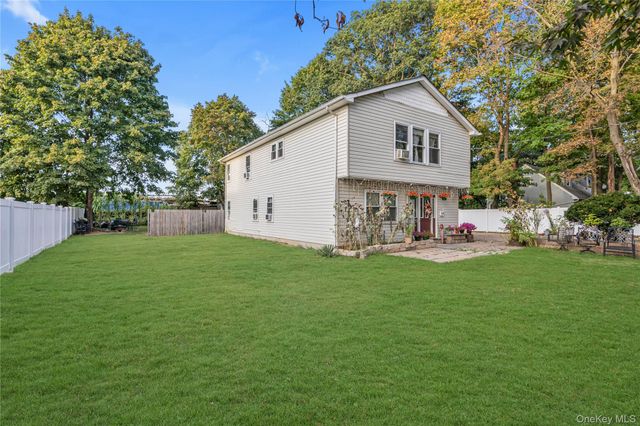 96 W 11th Street, Huntington Station, NY 11746