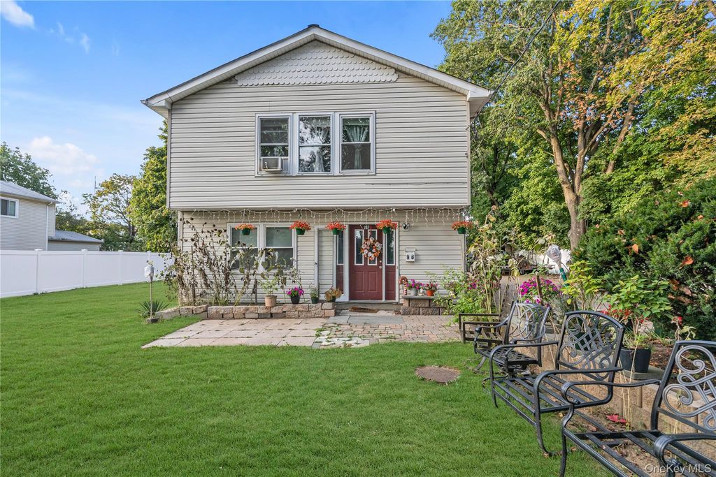 96 W 11th Street, Huntington Station, NY 11746
