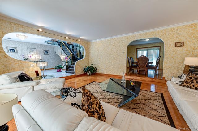 164 W Islip Road, West Islip, NY 11795