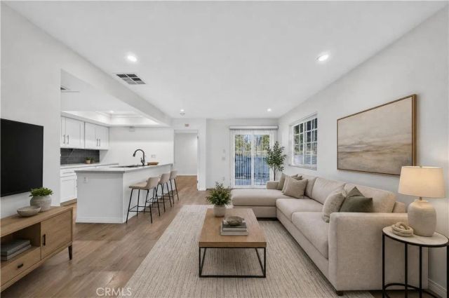 7025 Glade Ave. 2, Canoga Park, CA 91303