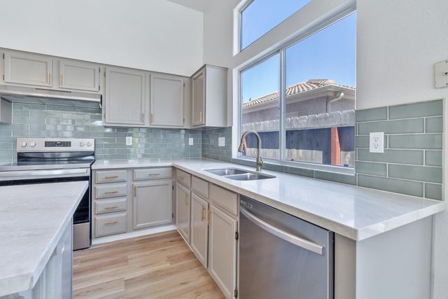 7416 N Carnegie Avenue, Fresno, CA 93722