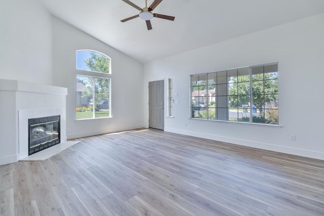 7416 N Carnegie Avenue, Fresno, CA 93722