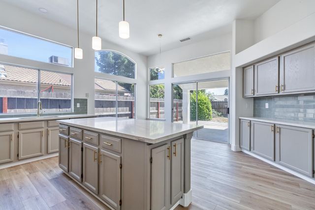 7416 N Carnegie Avenue, Fresno, CA 93722