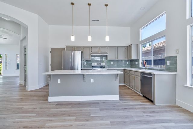 7416 N Carnegie Avenue, Fresno, CA 93722