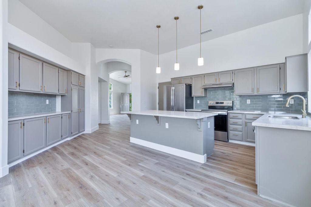 Image 12 of property listing at 7416 N Carnegie Avenue, Fresno, CA 93722