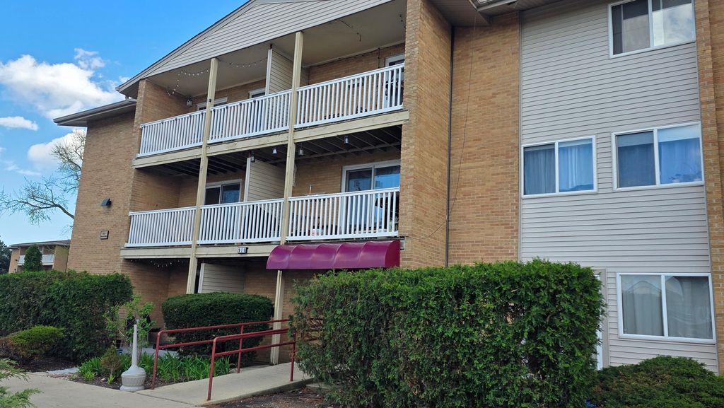 910 Beau Drive 202, Des Plaines, IL 60016
