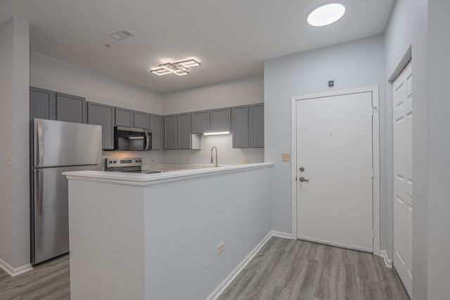 801 N Mclean Boulevard 146, Elgin, IL 60123