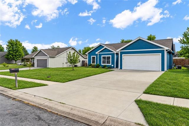 216 Meadowbrook Lane, Wellsville, KS 66092