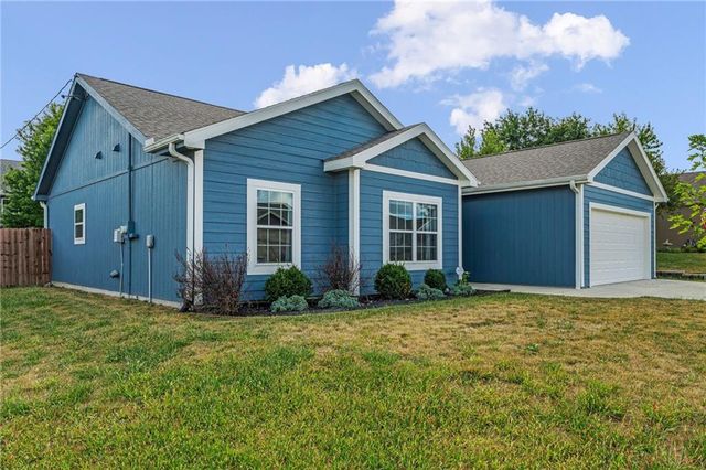216 Meadowbrook Lane, Wellsville, KS 66092