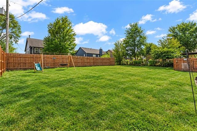 216 Meadowbrook Lane, Wellsville, KS 66092