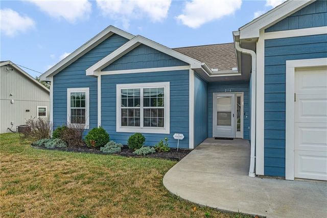 216 Meadowbrook Lane, Wellsville, KS 66092
