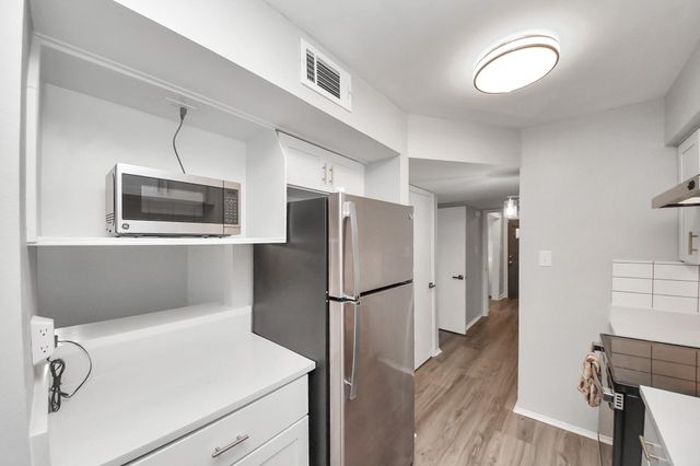9303 Hammerly Boulevard 402, Houston, TX 77080