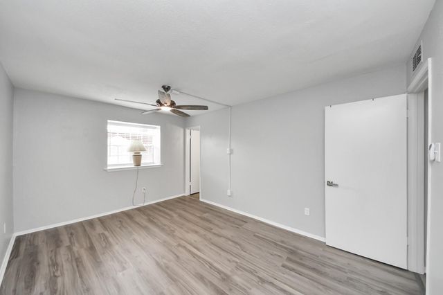 9303 Hammerly Boulevard 402, Houston, TX 77080