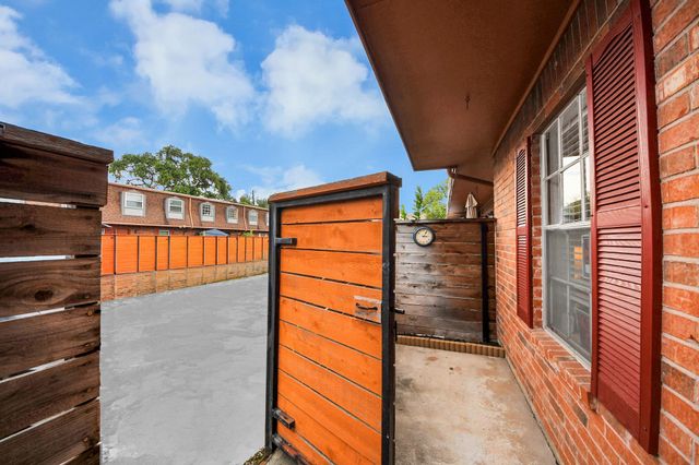 9303 Hammerly Boulevard 402, Houston, TX 77080